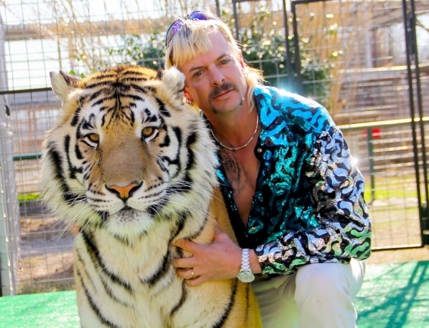 Photograph of flaming homosexual Joe Exotic and a tiger.